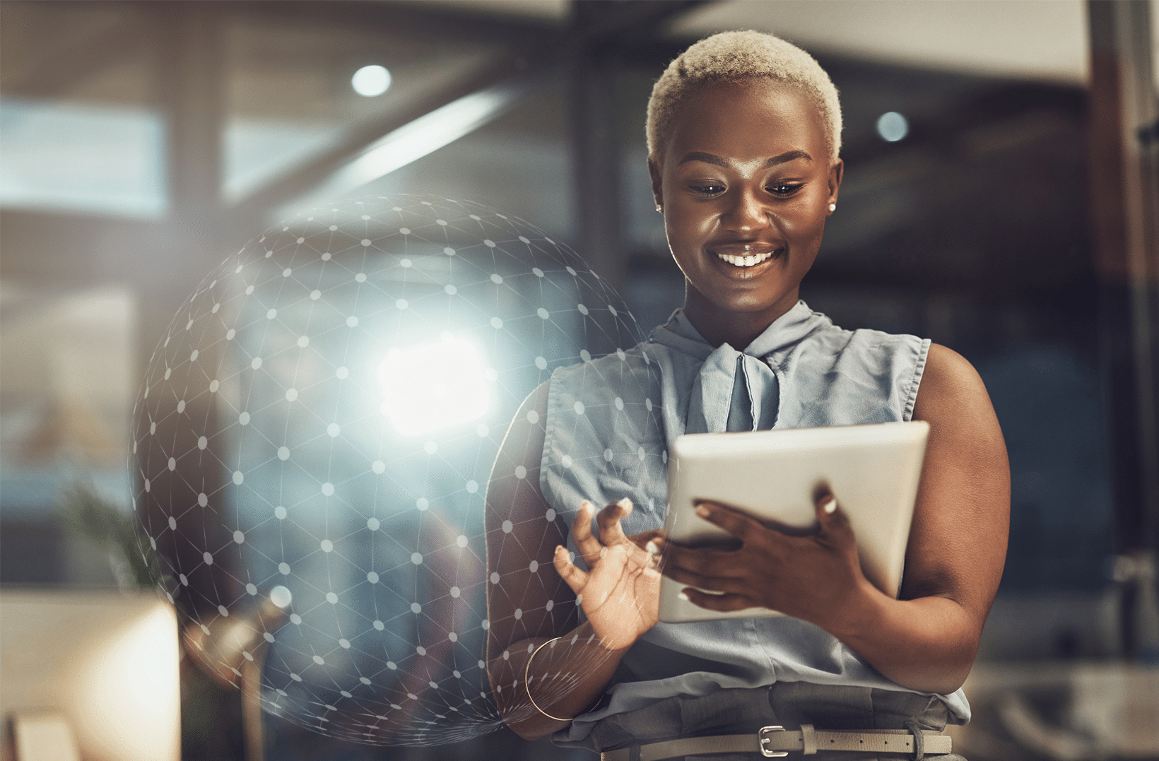 Femme avec une tablette qui lit et un globe terrestre en pictogramme